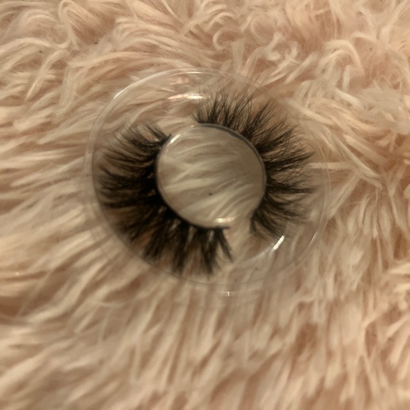 Lashes - Picture 4 of 16